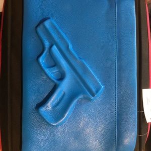 Pistol imprint clutch